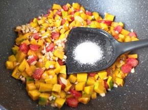 放盐调味（味道要调的比平时炒菜重一些）。