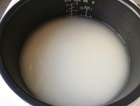 用电饭锅按平时吃饭的量淘好大米加好水。