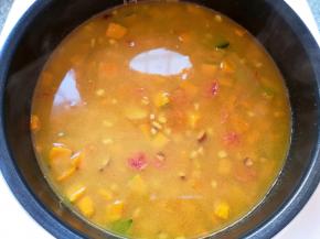 将炒好腊肠南瓜带汤汁一起倒进电饭锅里面，按下“煮饭”键。