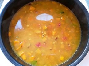 将炒好腊肠南瓜带汤汁一起倒进电饭锅里面，按下“煮饭”键。