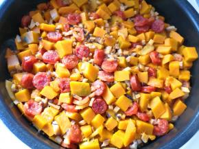 电饭锅自动跳转至保温以后，停10来分钟再打开锅盖，香喷喷的腊肠南瓜焖饭就做好了。