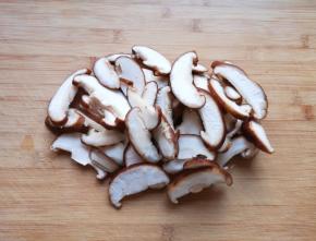 香菇洗干净切成片。