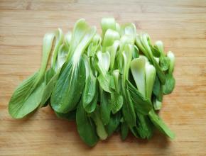 菜心清洗干净控一下水分。
