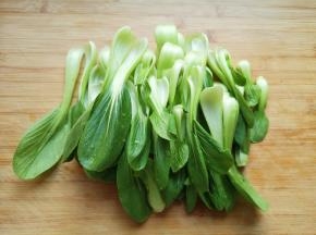 菜心清洗干净控一下水分。