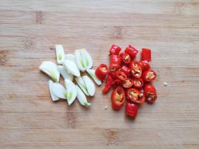 大蒜切成片，红辣椒切成小段。