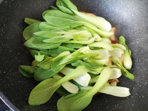下入菜心翻炒均匀。