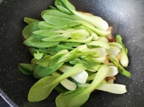 下入菜心翻炒均匀。