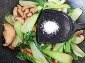 放盐调味。