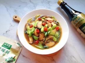 小妞喊着要添饭。