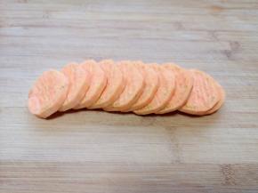 蜜红薯洗干净去皮切成片。