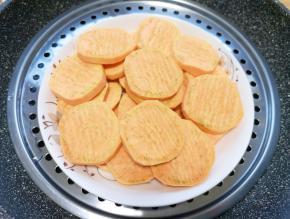 放在盘子里隔水蒸熟。