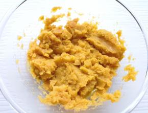 蒸熟的蜜红薯片从蒸锅里取出晾至温热，放进大一点的盆里，用勺子压成红薯泥。