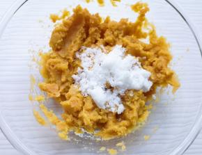 加入细砂糖搅拌均匀。