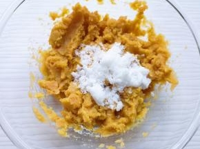 加入细砂糖搅拌均匀。