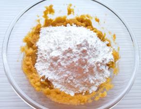 加入糯米粉搅拌均匀。