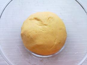 揉成面团，盖上保鲜膜静置10分钟左右。