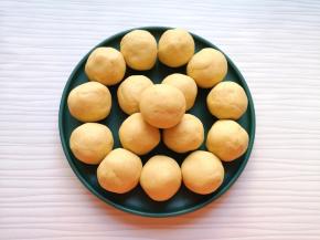 分成16份搓圆备用（一份大概25g左右）。