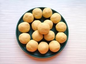 分成16份搓圆备用（一份大概25g左右）。