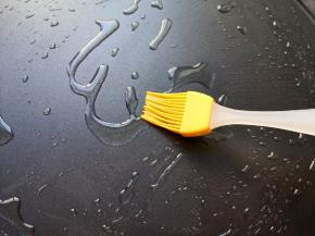 煎饼果子机预热，刷上一层食用油。