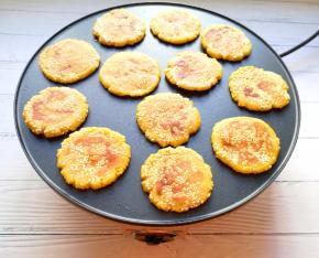 煎至红薯饼一面金黄色以后，翻面煎另一面。