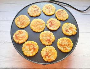 两面都煎至金黄色就熟了，煎饼果子机是插电的，温度很好控制，所以煎出来的红薯饼颜色特别漂亮。