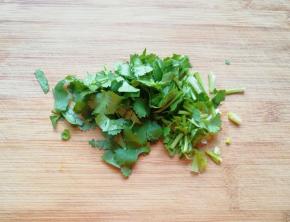 香菜洗干净切碎。