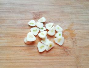 大蒜洗干净切成片。