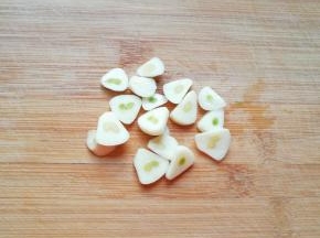 大蒜洗干净切成片。