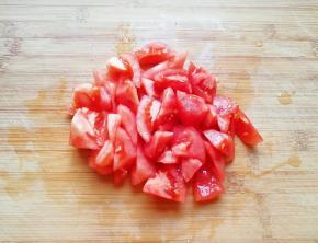 番茄洗干净去皮切成块。