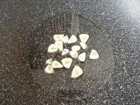 炒锅内倒适量的食用油烧热，下入蒜片炒香。