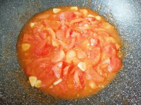 翻炒至番茄出汁。