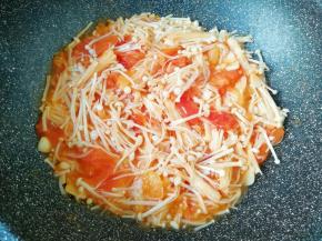 下入金针菇翻炒至变软。