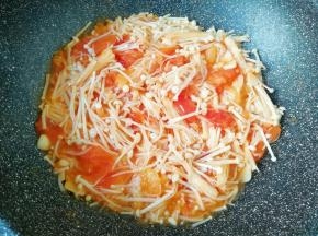 下入金针菇翻炒至变软。