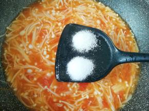 放盐和糖调味，煮至汤汁浓稠关火。