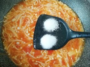 放盐和糖调味，煮至汤汁浓稠关火。