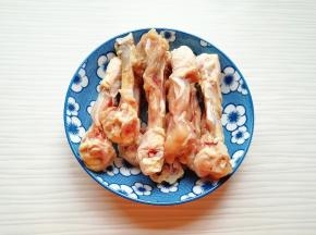 鸡腿骨清洗干净。