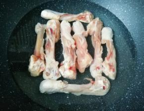 锅内放水，加入一勺料酒，鸡腿骨凉水入锅焯水。