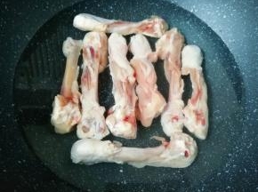 锅内放水，加入一勺料酒，鸡腿骨凉水入锅焯水。
