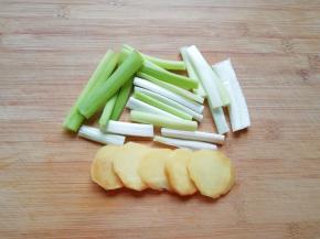 准备好葱姜。