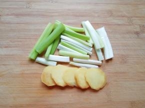 准备好葱姜。