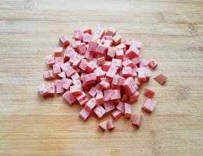 火腿肠切成小丁。