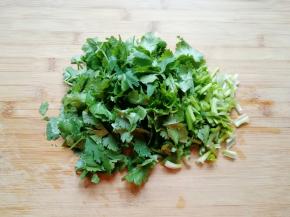 香菜洗干净切碎。