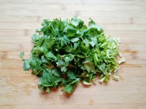 香菜洗干净切碎。