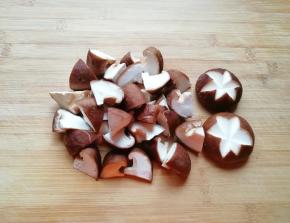 香菇洗干净切成小块，留两朵刻花刀备用。