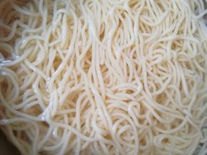 面条煮熟过凉水，捞出控一下水分备用。