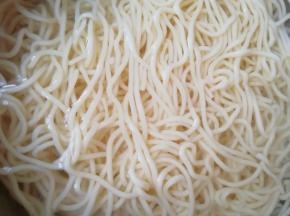 面条煮熟过凉水，捞出控一下水分备用。