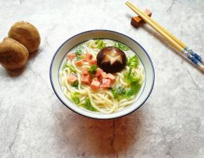 浇上浓浓的香菇鸡汤，撒上香菜，一碗暖暖的香菇鸡汤面就做好了。