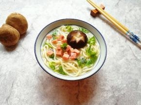 浇上浓浓的香菇鸡汤，撒上香菜，一碗暖暖的香菇鸡汤面就做好了。