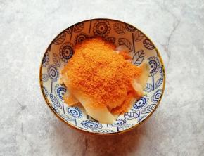 鸡脯肉洗干净切成片，加入烤肉料。