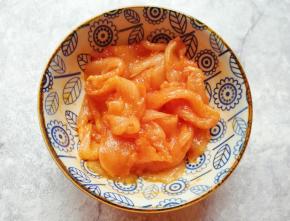 搅拌均匀，盖上保鲜膜腌制1个小时以上。